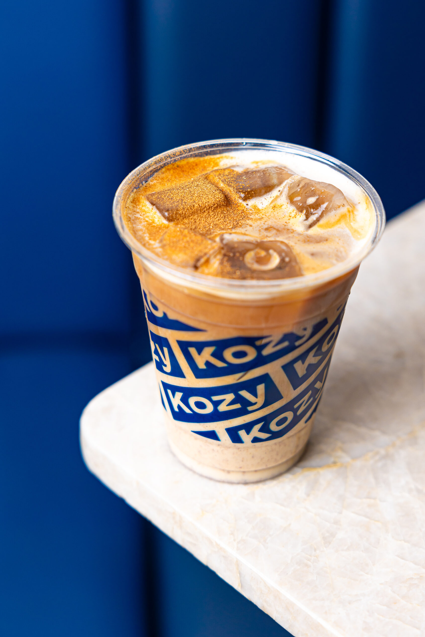 KOZY - Iced chaï - Dirty Chai Latte
